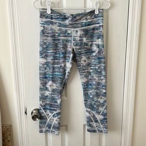 lululemon leggings, like new condition. Size 8.